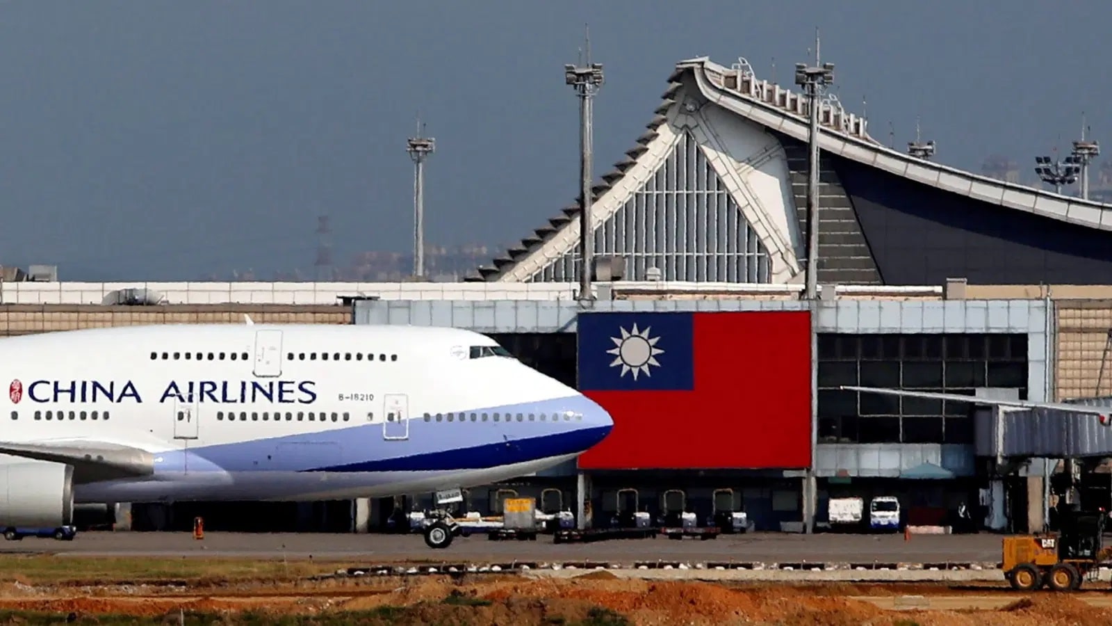 Taiwan Grounds China Airlines, Quarantines Pilots and Crew for 14 Days