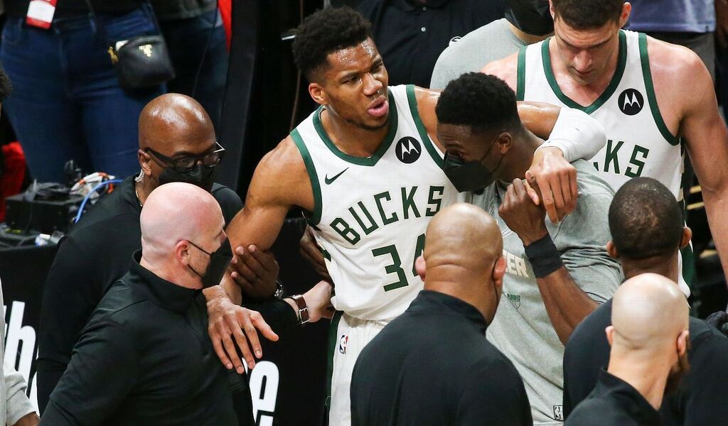 Milwaukee Bucks' Giannis Antetokounmpo Set For Imaging After Hyperextending Left Knee