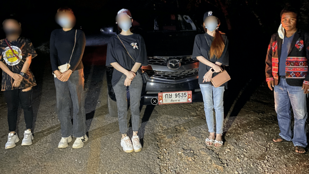 Police Arrest Smuggler and Thai Citizens Crossing into Chiang Rai Illegally