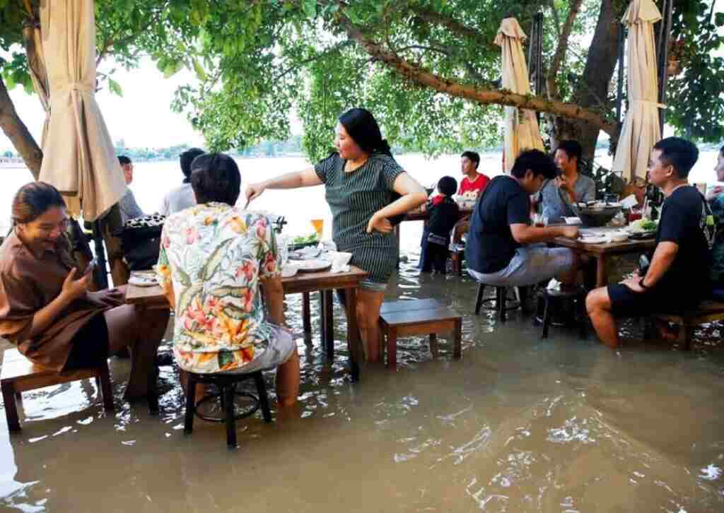 Thai Restaurant-YouTube-Thailand-floodwaters