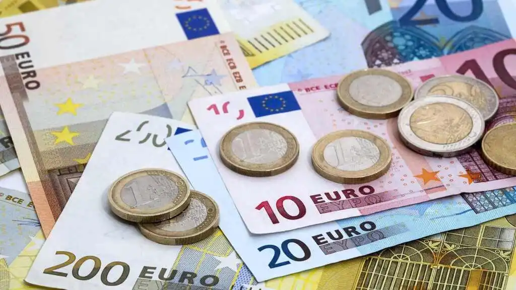 Euro Plummets to 16-Month Low Ahead of US Consumer Test