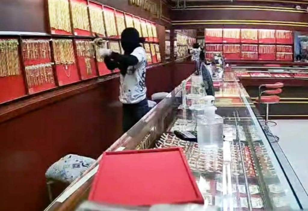 [VIDEO]: Police Launch Manhunt for Armed Gold Shop Robber