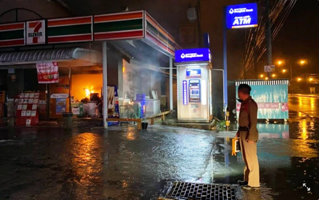 Man Robs then Torches 7-11 Store Escaping with US$30