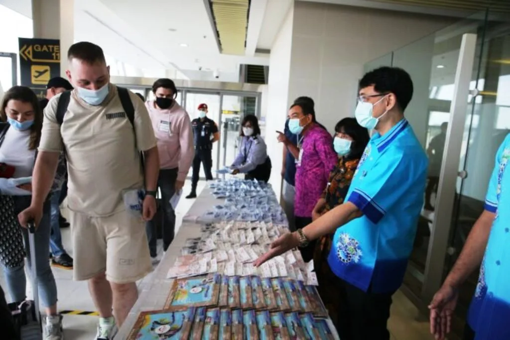 Thai Authorities Threaten to Fine Foreigners Not Wearing Masks