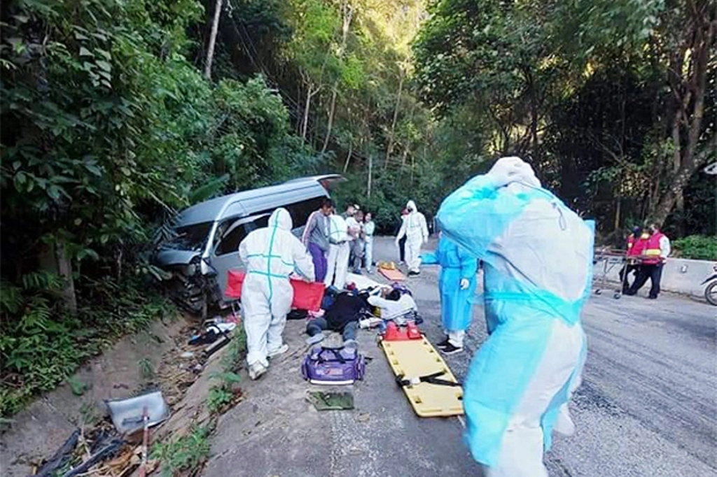 Chiang Mai,Tourist Dead, Eight Others Injured in Toyota Commuter Van Crash