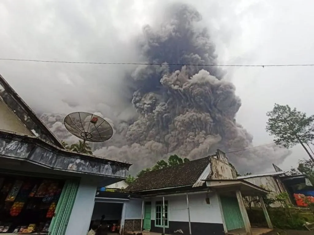 Thousands Flee Indonesian Mount