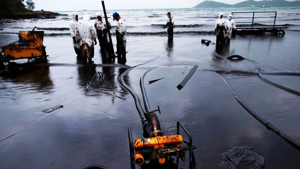 Navy Fights to Stop Oil Spill from Hitting Koh Samet