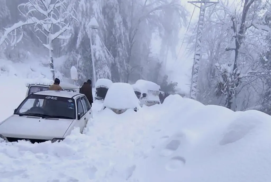 22 Stuck in Cars Freeze to Death at Resort Town in Pakistan