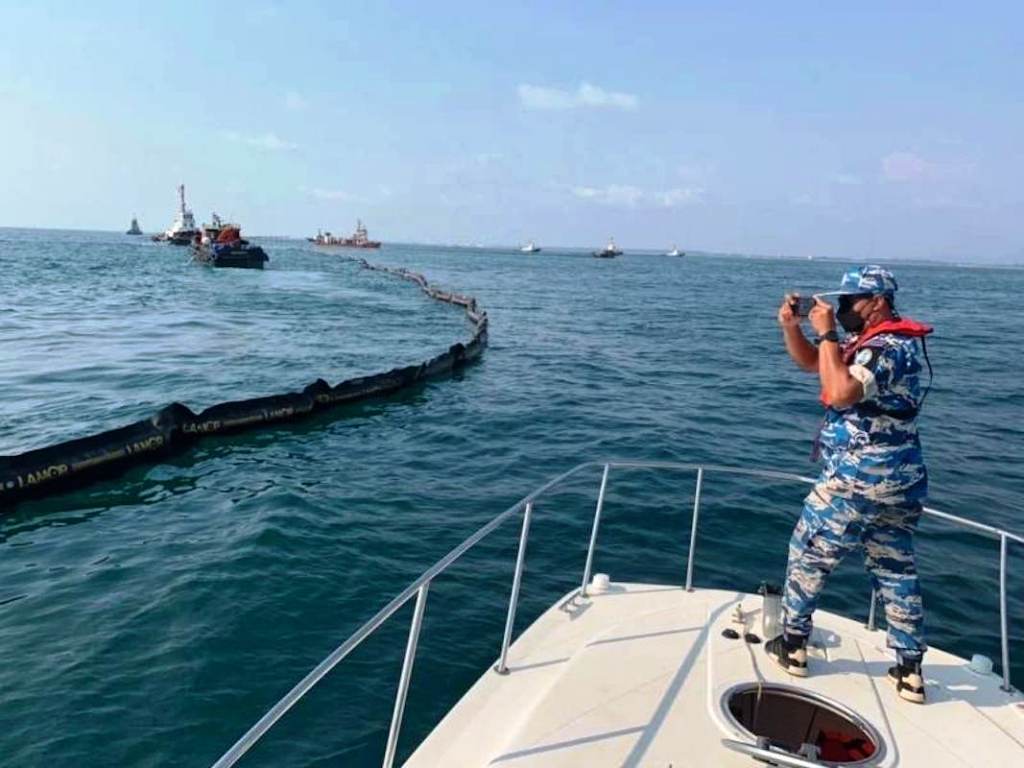 Navy Fights to Stop 50,000 Liter Oil Slick from Hitting Koh Samet