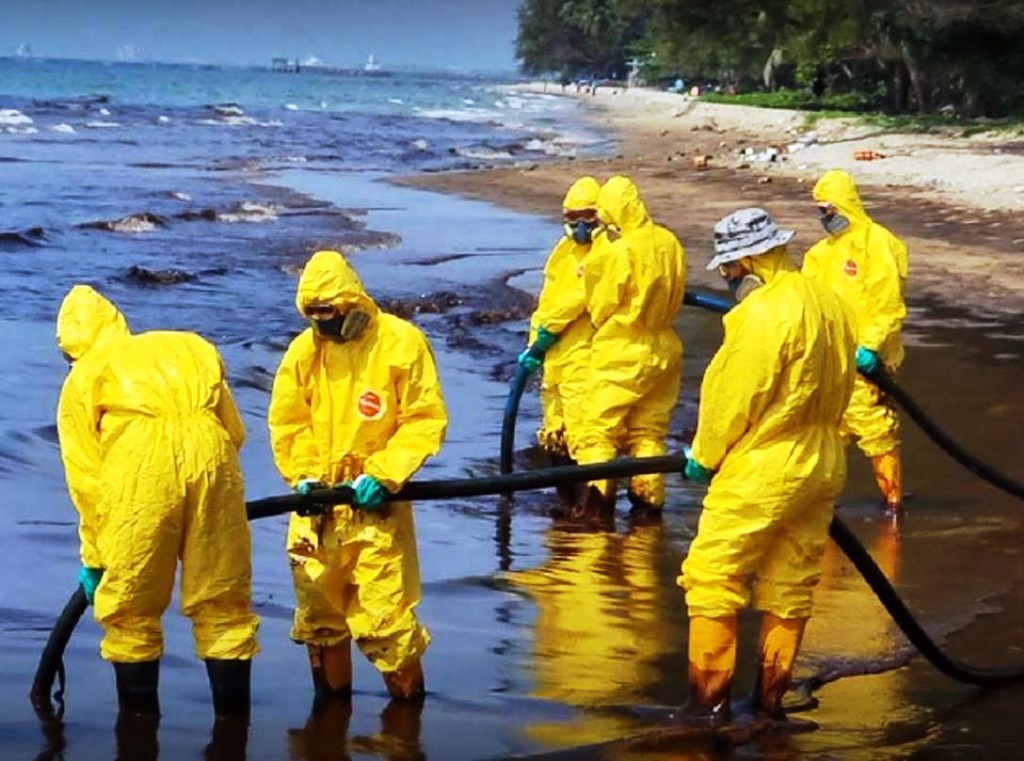Hotels Report 40% Booking Cancellations Due to Oil Spill