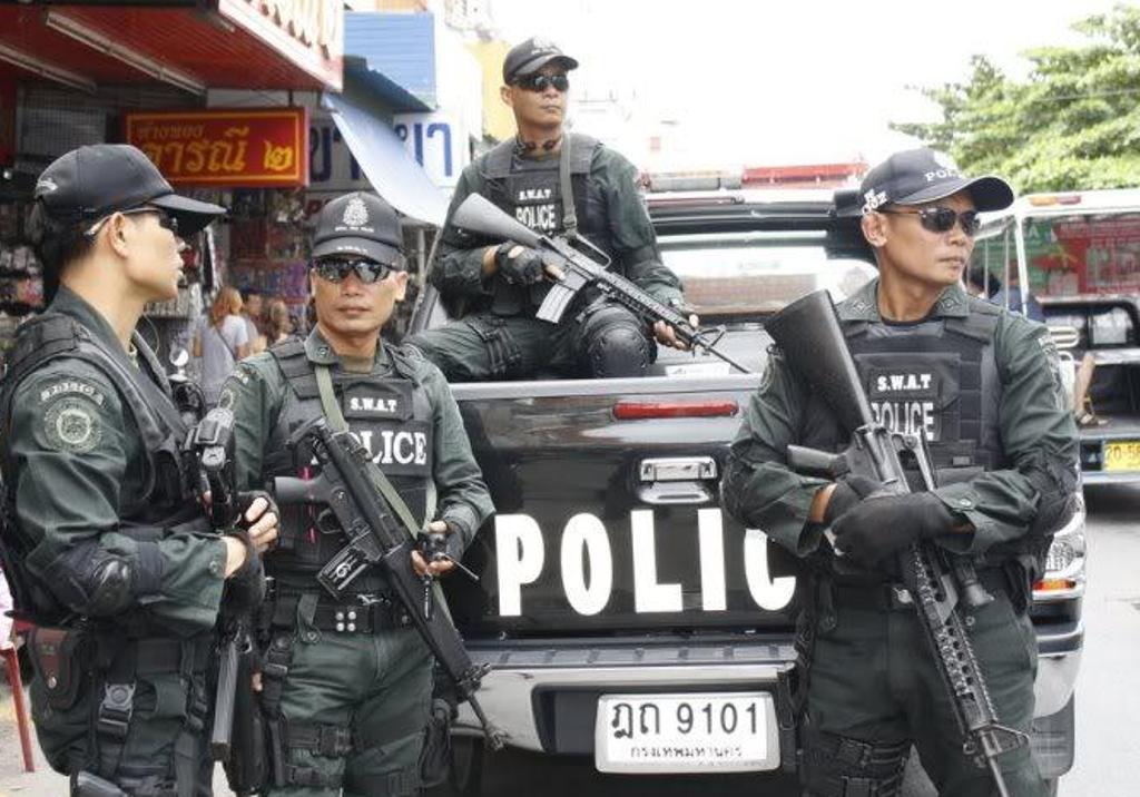 30 Police Raid Room Using Stun Grenades to Capture Cop Killers