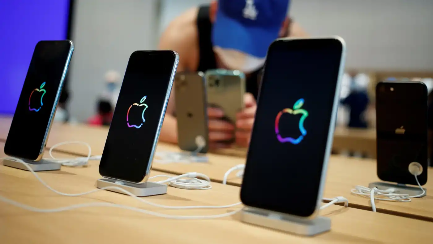 Apple Looks to Sell iPhone Through Subscription Service