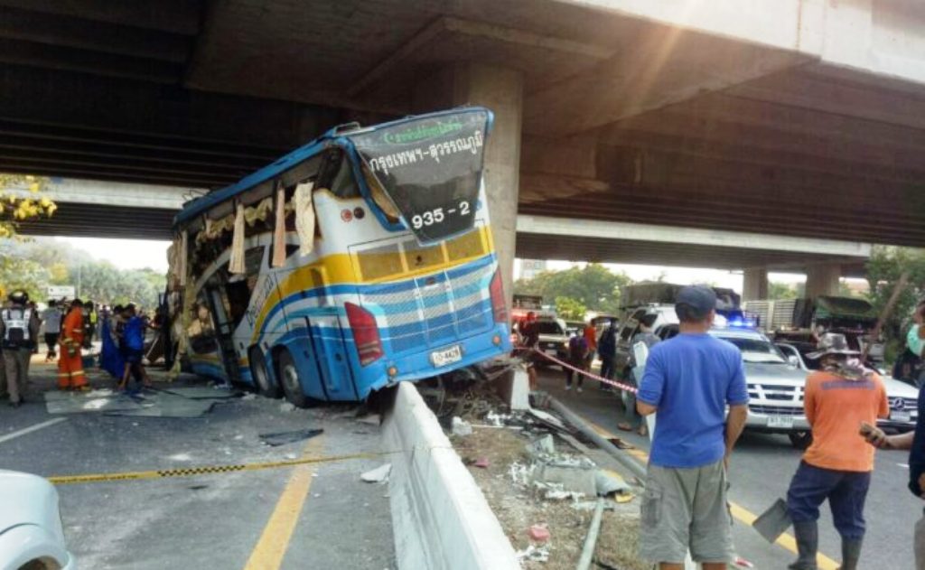Bus Crashes in Central Thailand Killing 5 Passengers, Injuring 30