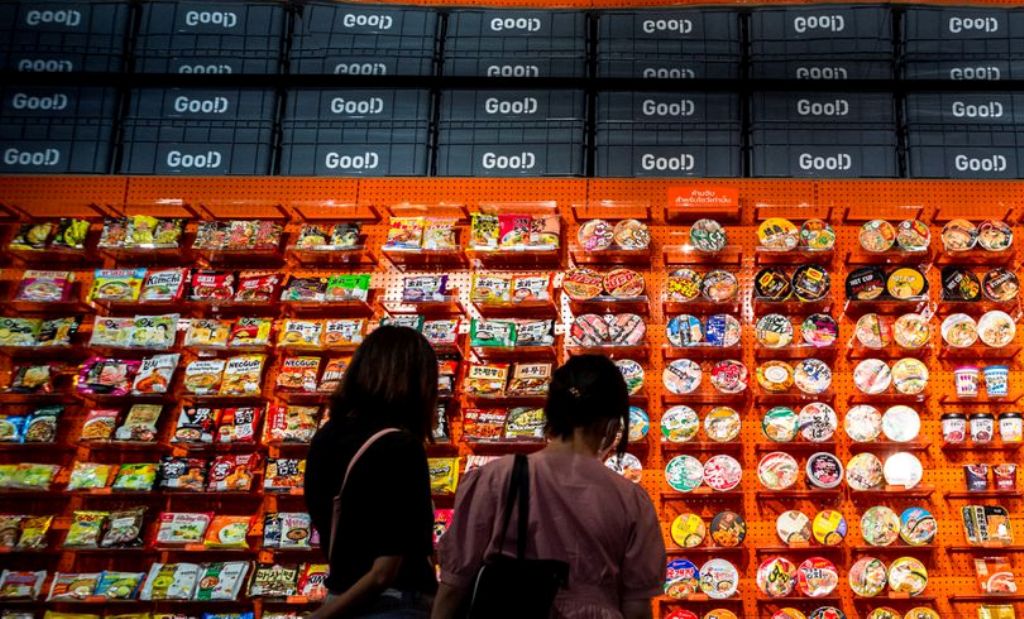 Instant noodle store an unlikely hit with Thai youth