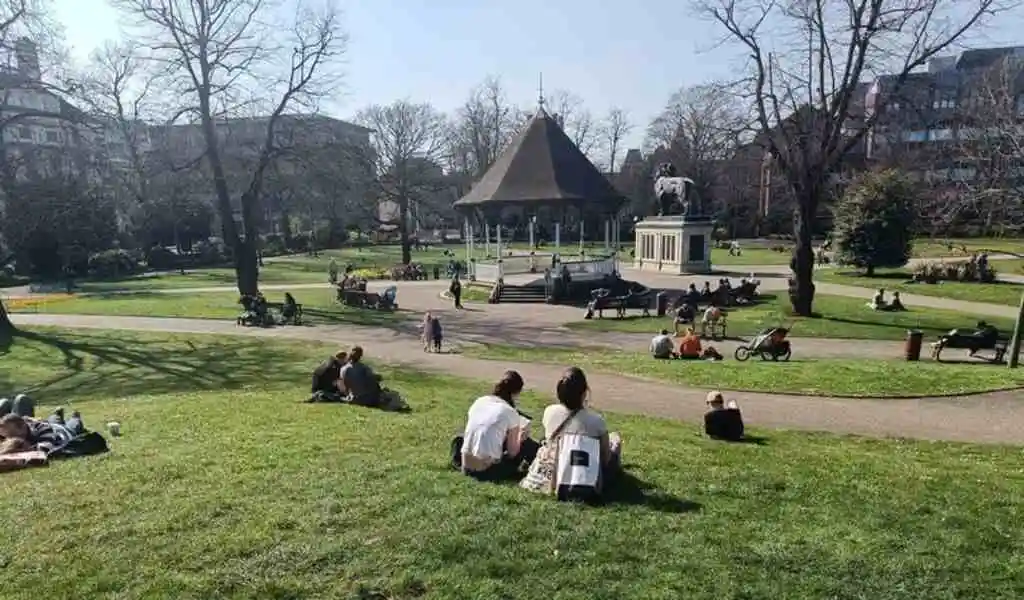 Easter Sunday: People enjoying the sunny weather at Forbury Gardens in Reading. (Image: Hannah Roberts)