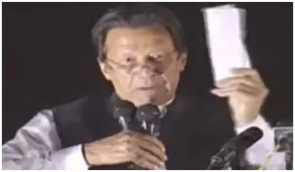 imran khan holding letter