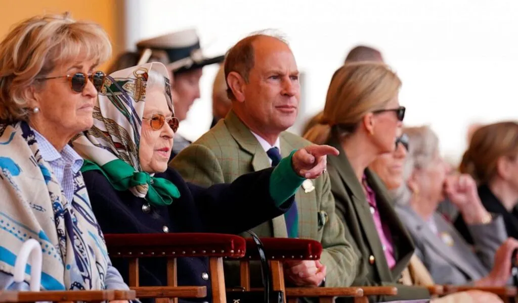 Queen Elizabeth II Attends Horse Show In 1st Public Appearance In Weeks