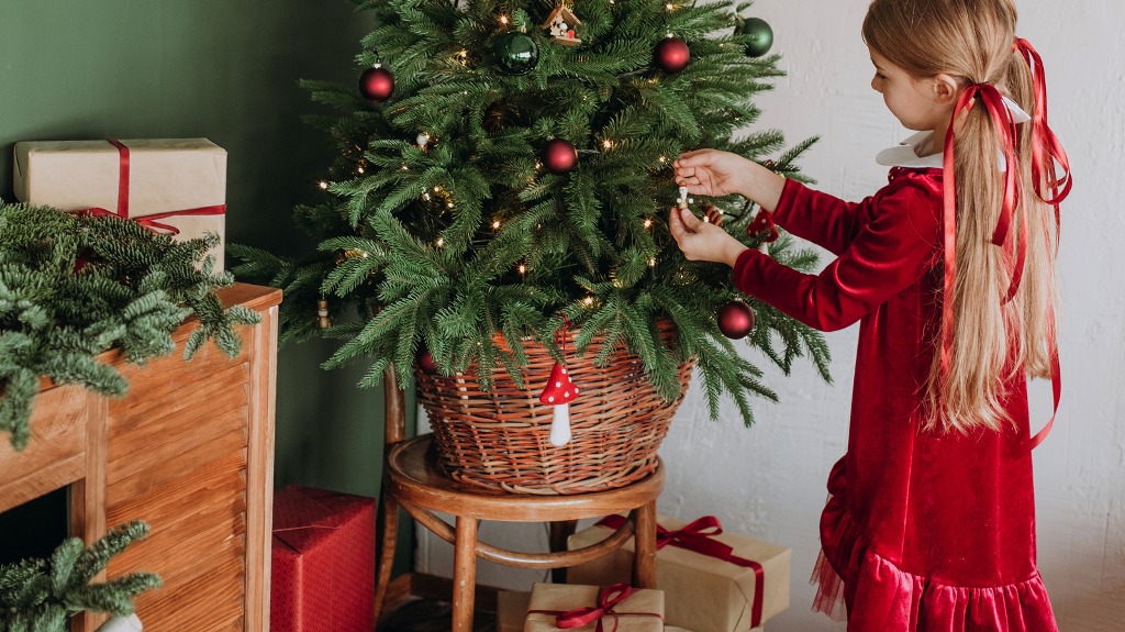 The 10 Best Festive Christmas Tree Collar Ideas for 2022