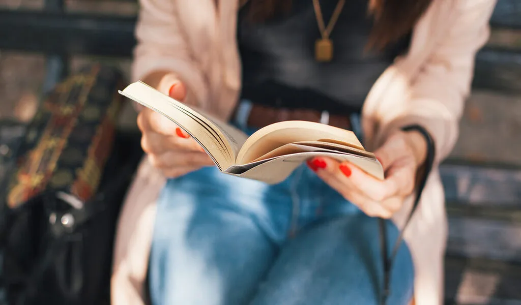 10 MUST BOOKS TO READ TO BECOME A STRONGER PERSON