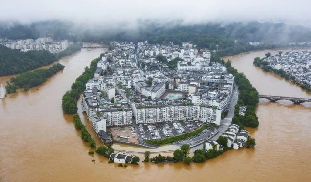 Floods Ravage Southern China, Hundreds Of Thousands People Are Evacuated
