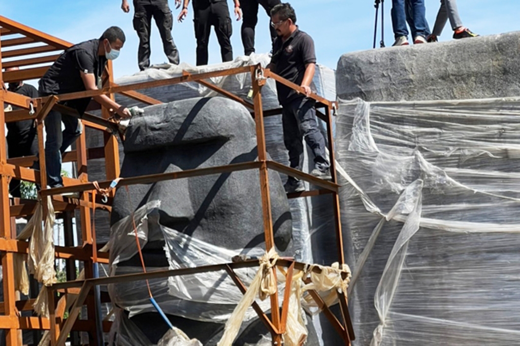 Police in Thailand Find 200Kg of Crystal Meth in "Moai" Statues