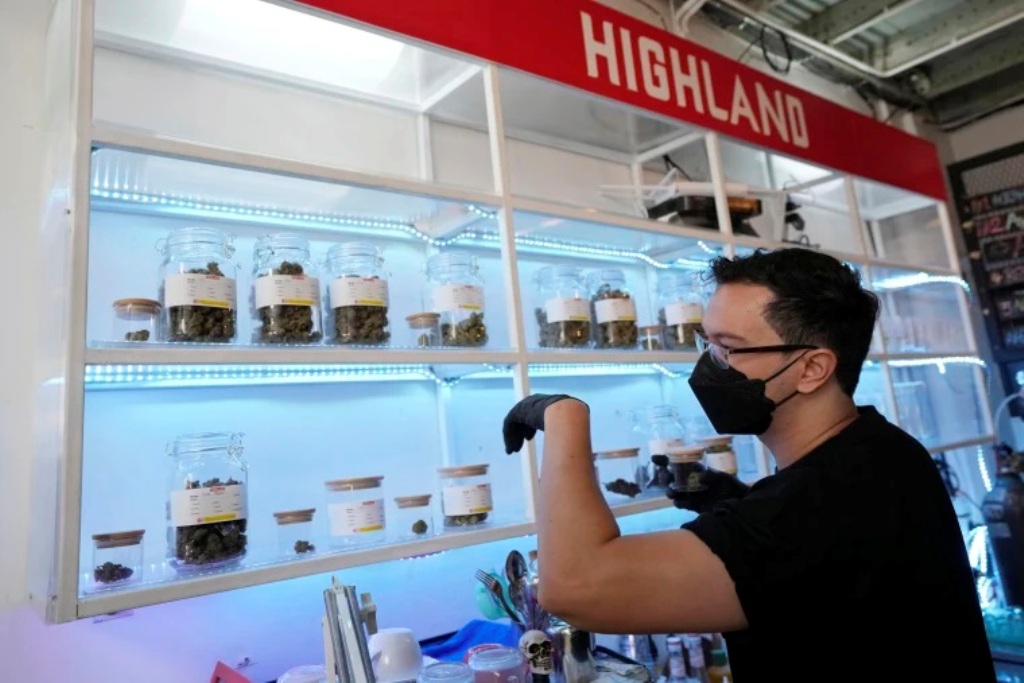 Foreign Embassies Warn About Buying Weed in Thailand