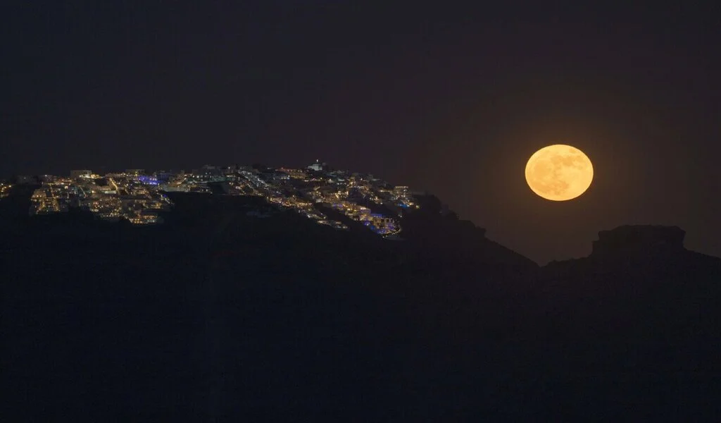 Watch Thailand's 'Supermoon', Even In The Rain