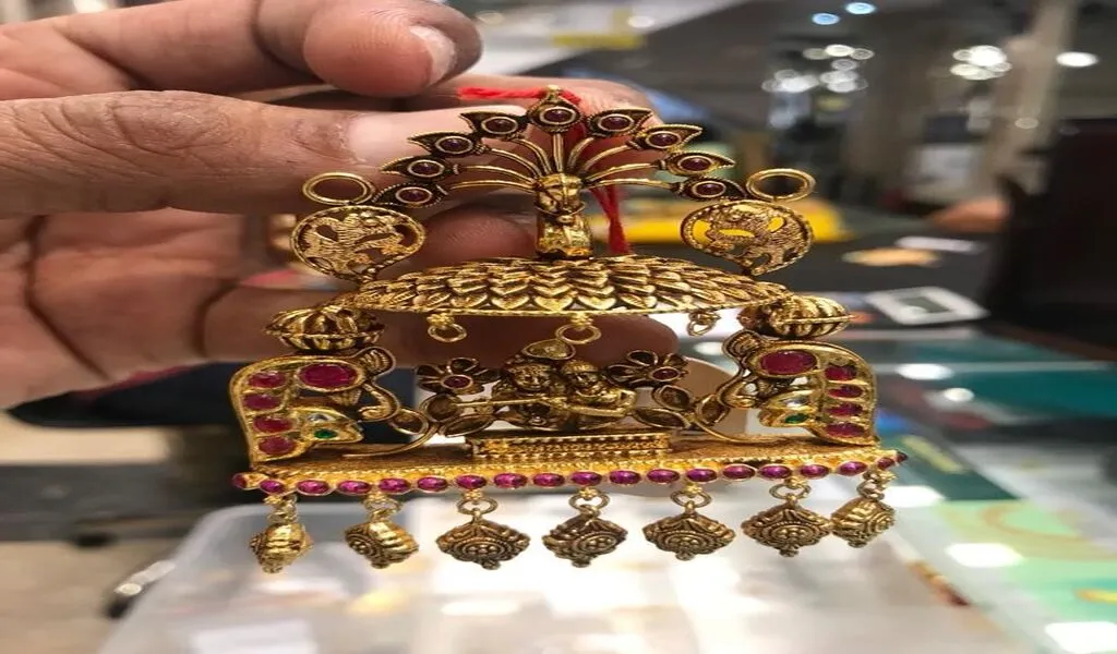 6 Radha Krishna Gold Pendant Designs Ornaments That Love Jewellery Lovers