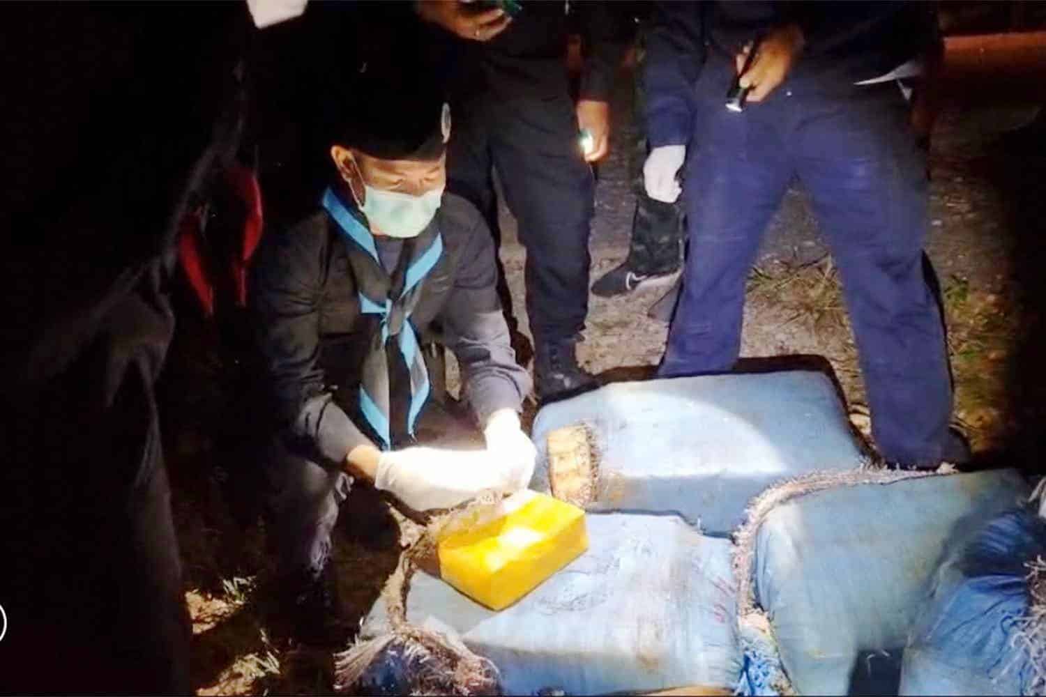 Soldiers in Chiang Rai Seize 3 Million Meth Pills, 2 Men Arrested