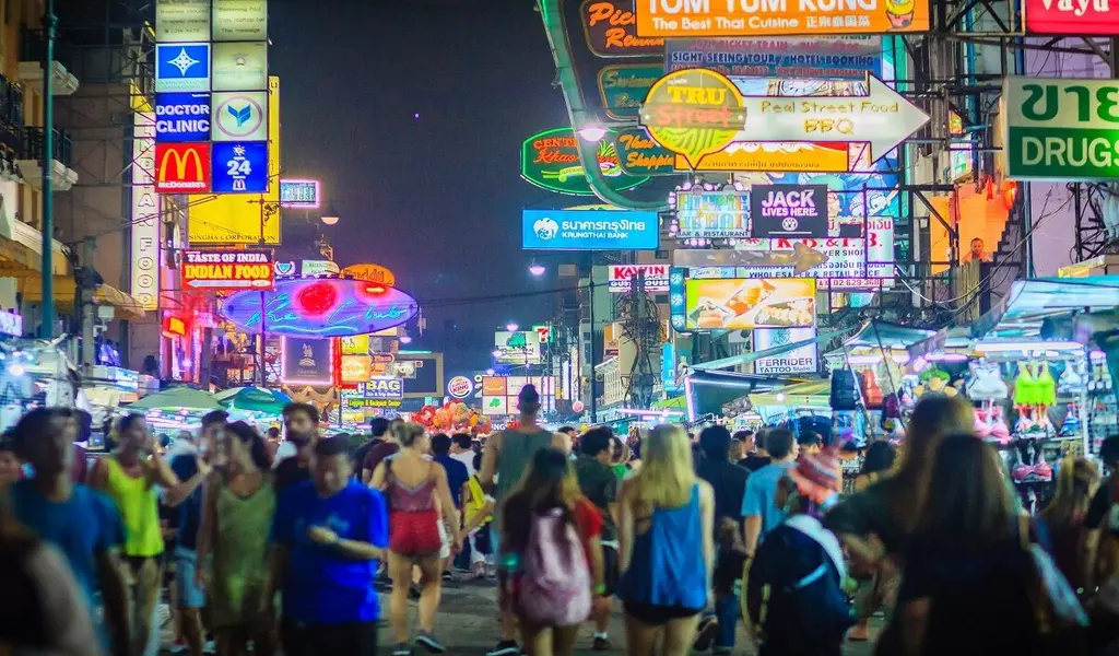 Thailand's government lifts the ban on foreigners with Covid visiting the country