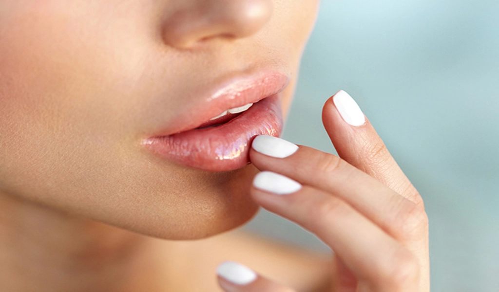 What Is lip Oil and How To Use It