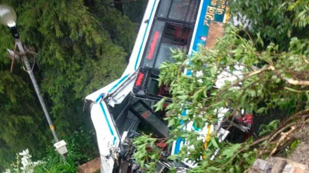 bus crash india