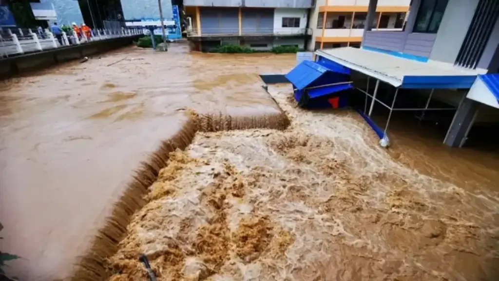 Chiang Rai's Mae Sai Flooded After Sai River Overflows