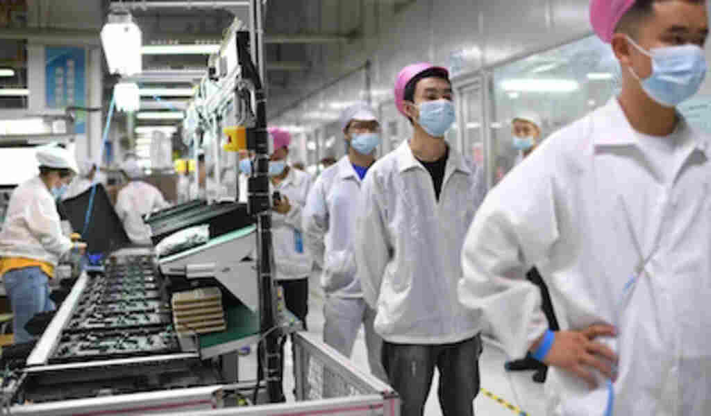 Apple Maker Foxconn Apologizes For Hiring Error At COVID-hit China Plant 