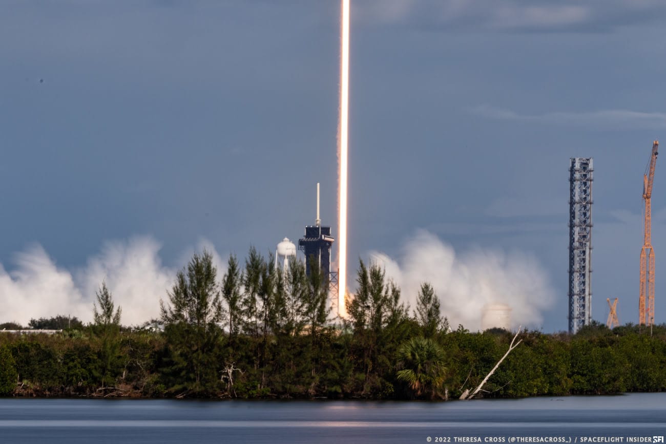Falcon 9 Rocket Launches Dragon Cargo Capsule Into Space1