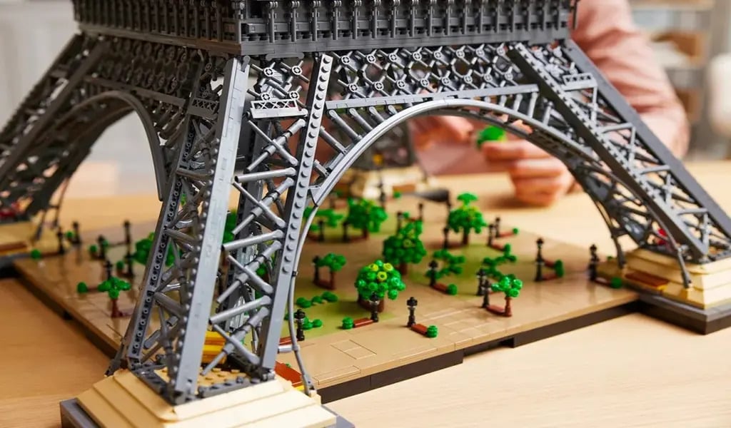 BLACK FRIDAY 2022: LEGO EIFFEL TOWER COMES AT A PRICE OF 1M50.