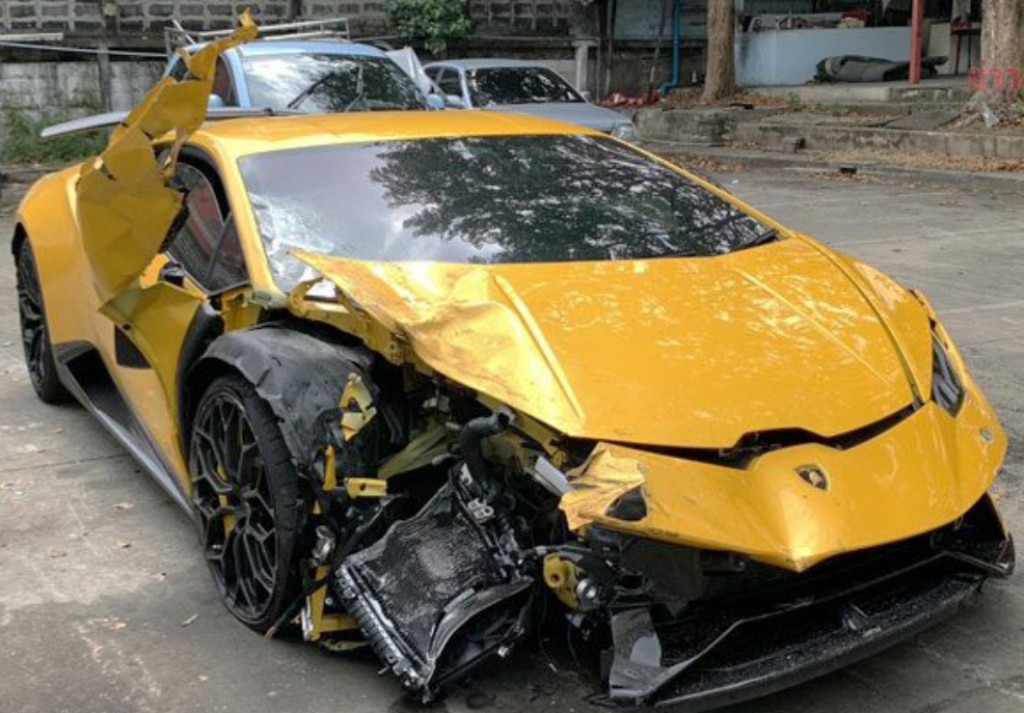 Lamborghini Crashes at High Speed