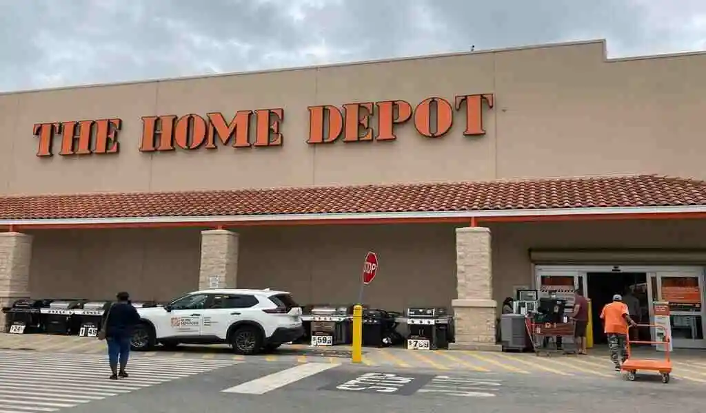 Home Depot's Turn To Top Expectations Again, But It Stays True To Its Forecast