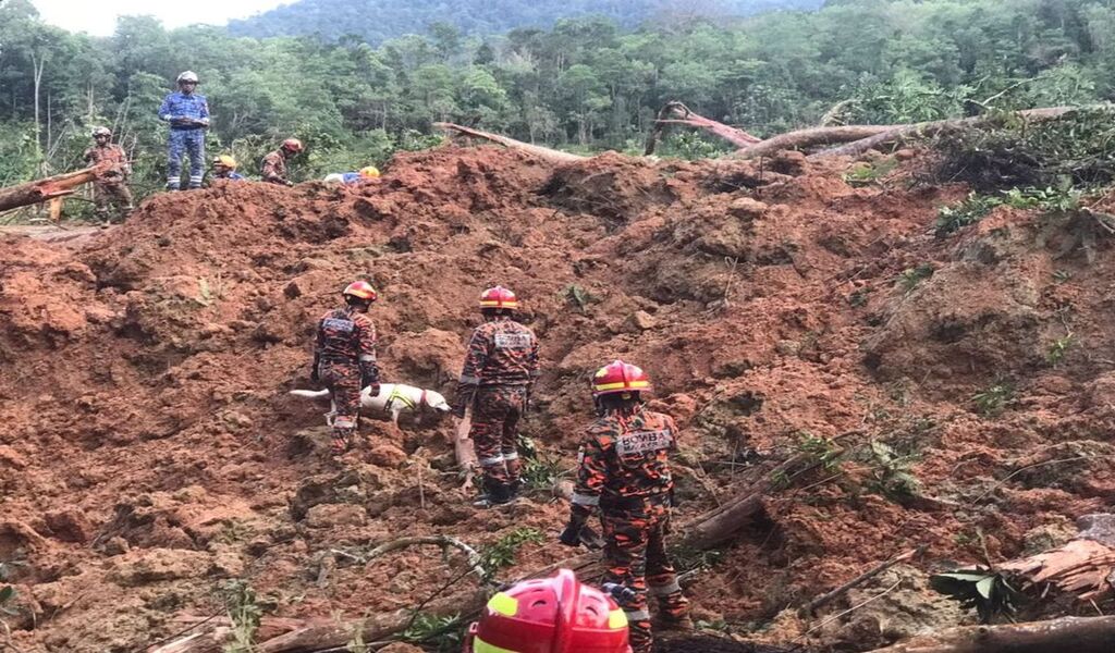 Batang Kali Rescuers Retrieve Last Victim's Body From Malaysia Landslide