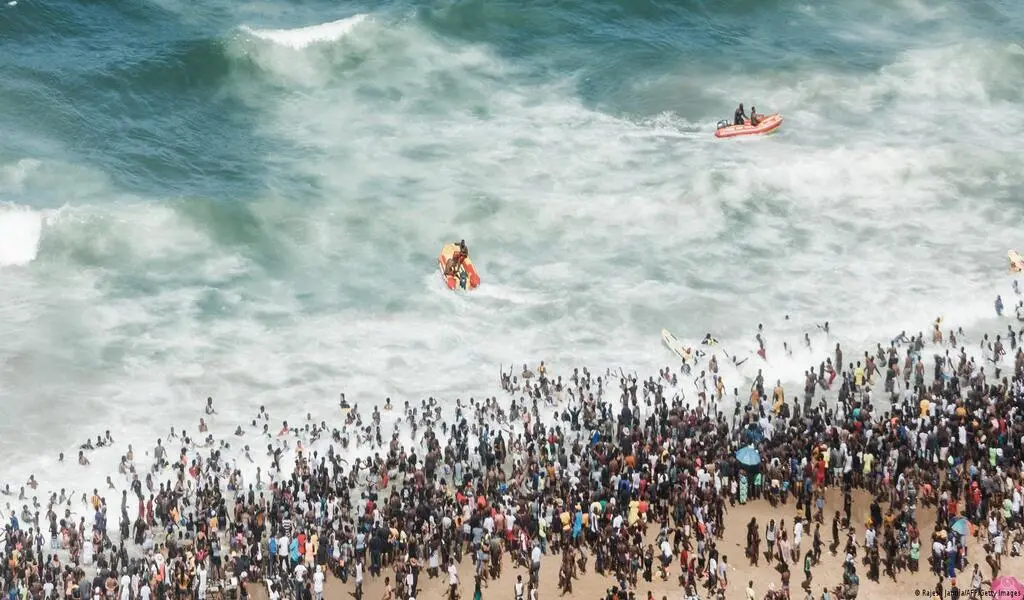 Massive Wave Hit On Durban Beach In South Africa Kills 3, Injures 17