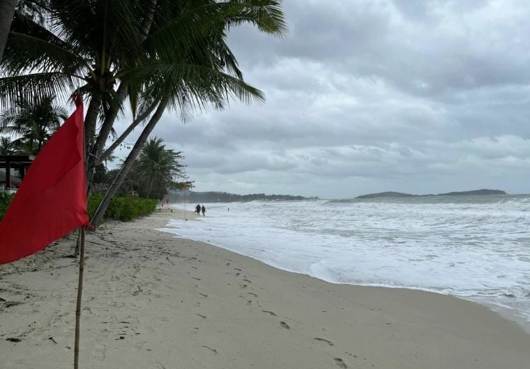 Over 2,000 Tourists Left Koh Samui by Plane Amidst the ongoing Huge Waves in Thailand