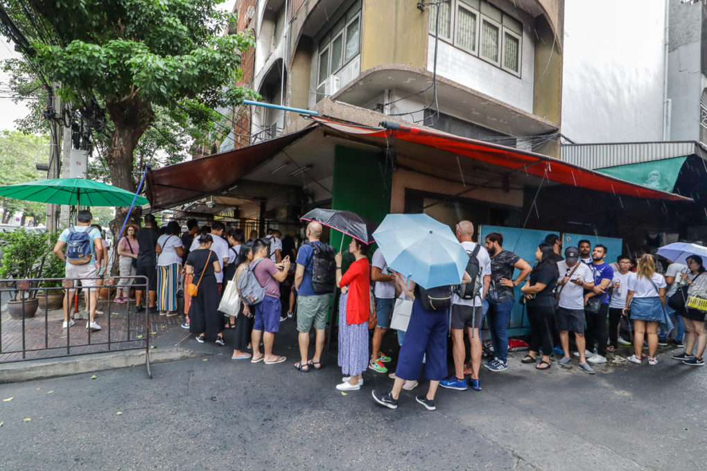 Long Queues Return for Bangkok's Famous Street Food 