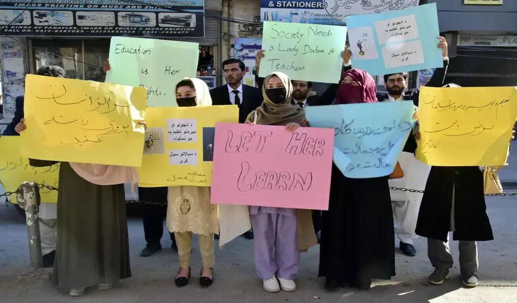 Taliban Bans Female Staff From W 1
