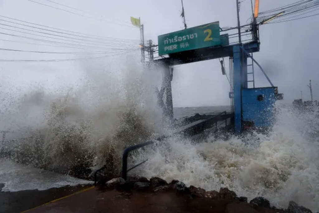 Gale Force Winds Shut Down Ferry Services in Southern Thailand