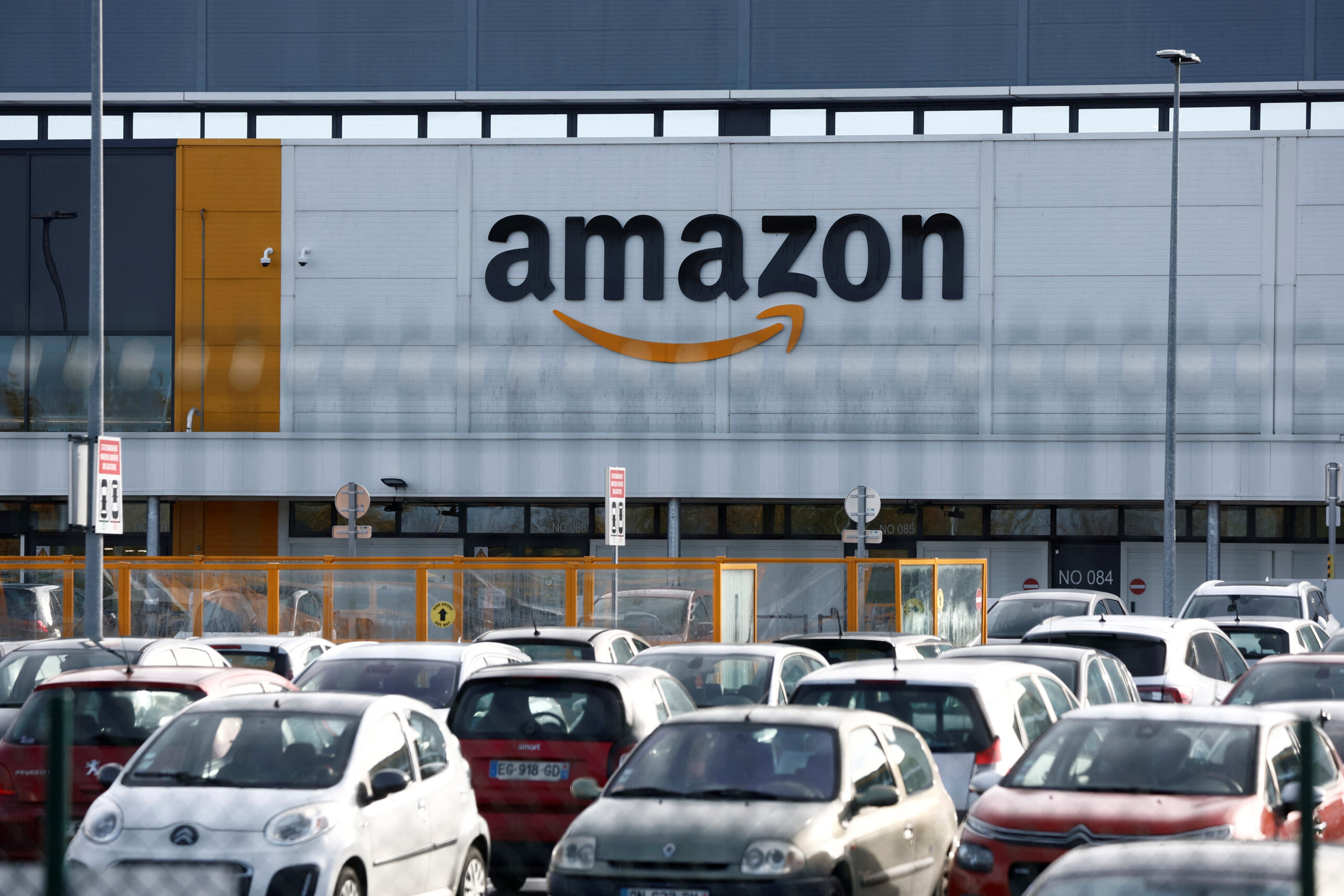 1200 Jobs Affected By Amazons Closure Of 3 UK Warehouses scaled