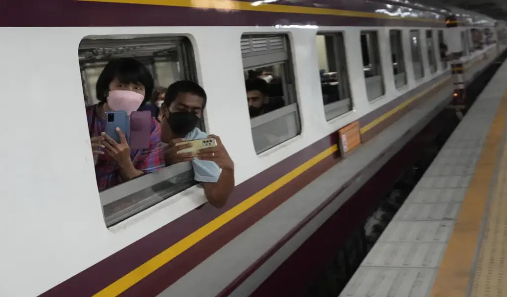 Bangkoks New Train Station Welc 2