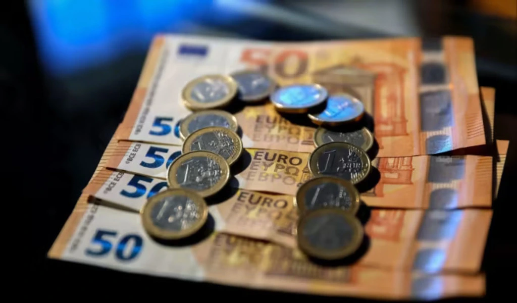 Euro Regains Ground Against US Dollar as Global Economic Outlook Improves