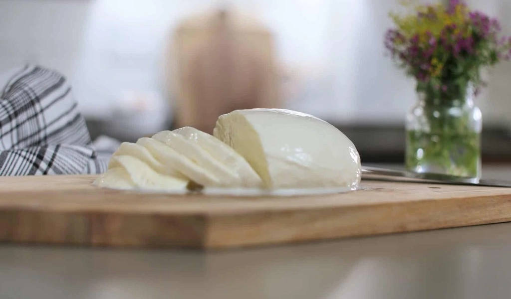 How Can You Provide An Explanation For Mozzarella Cheese And Longino Cheese?