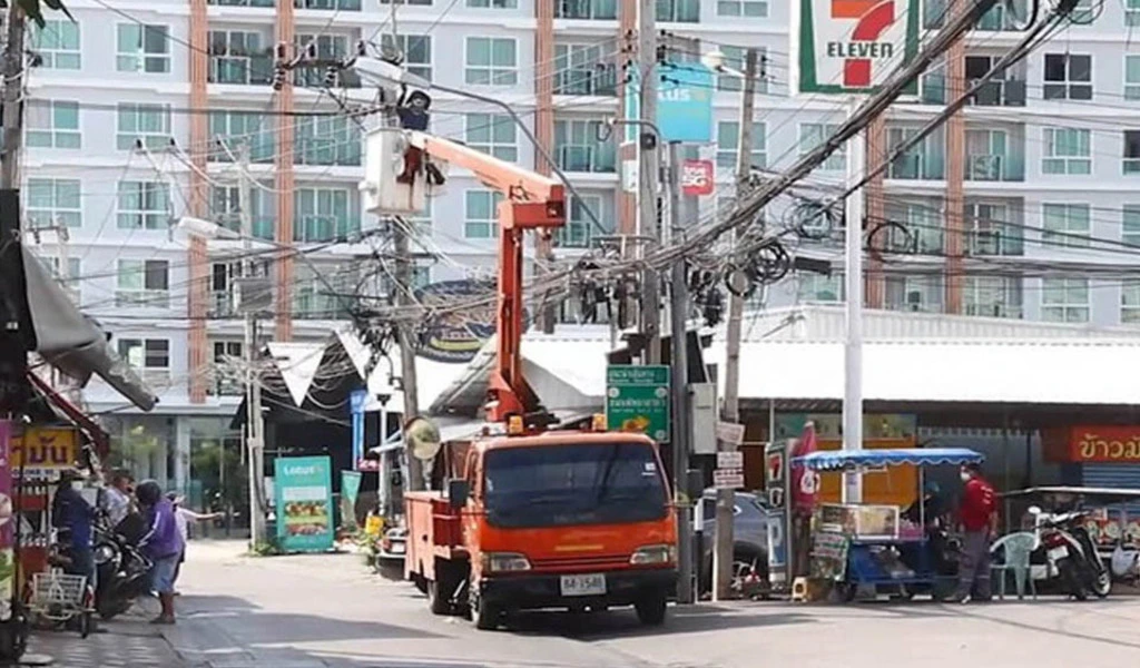 Pattaya's Mayor Paid for Streetlight Bulbs from his Own Pocket Because Taxes Weren't Collected