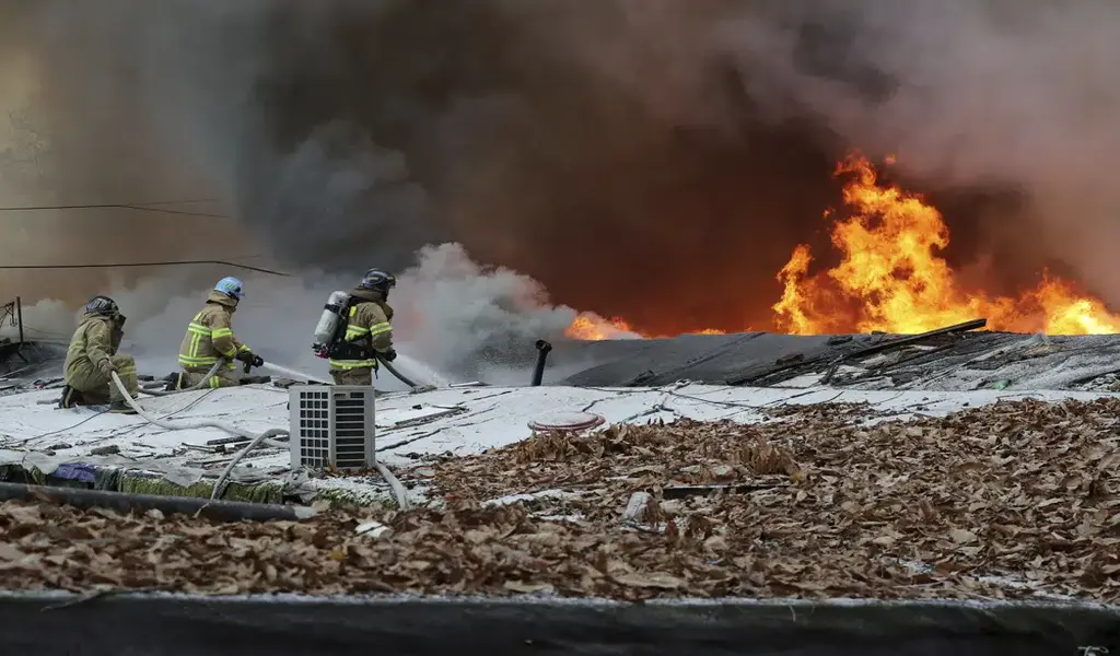 Seoul Neighborhood Evacuated After Fire Spreads